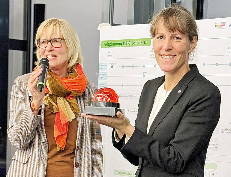 Global nachhaltiges Hof: Oberbürgermeisterin Eva Döhla (r.) steht persönlich hinter der Agenda 2030 und den 17 Zielen. Bild: Stadt Hof