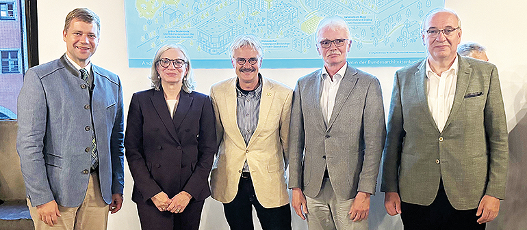 Präsidium und Festredner des Bayerischen Heimattages: (v.l.) Bezirks- tagspräsident und Vorsitzender des Bayerischen Landesvereins für Heimatpflege, Dr. Olaf Heinrich, die Präsidentin der Bundesarchitektenkammer, Andrea Gebhard, der Vorsitzende des BUND Naturschutz in Bayern e.V., Richard Mergner, der 2. Vorsitzende des Verbandes bayerischer Geschichtsvereine, Gerhard Tausch und Bezirketagspräsident Franz Löffler. Bild: Christoph Weishäupl, Bezirk Niederbayern