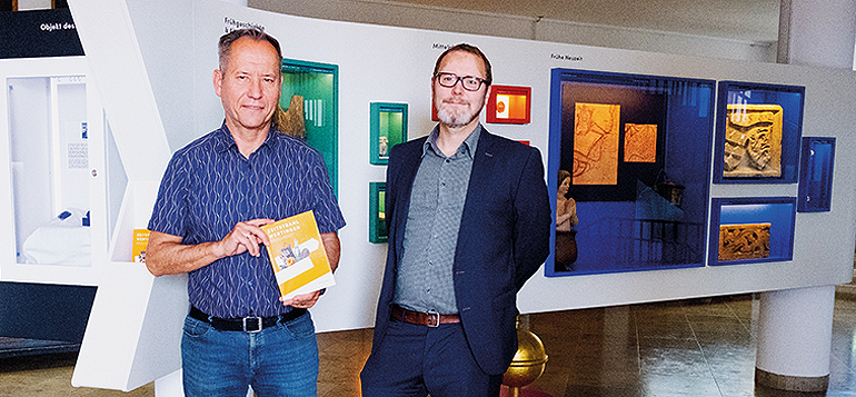 Bürgermeister Willy Lehmeier, Stadt Wertingen, und Tom Sisto, Agentur Neonpastell, sind sich einig: Das Konzept von Heimatgeschichte erleben ist ein Erfolg. Bild: Cornelia Benesch