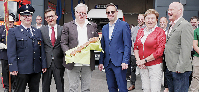 Schlüsselübergabe mit (v.l.) Kommandant Ronny Reuther, Bürgermeister Jens Korn, den Architekten Gottfried Jagusch-Pezolt und Kersten Schöttner, Projektbetreuerin Cornelia Schein und BayernGrund- Geschäftsführer Franz Schonlau. Bild: Stadt Wallenfels Schlüsselübergabe mit (v.l.) Kommandant Ronny Reuther, Bürgermeister Jens Korn, den Architekten Gottfried Jagusch-Pezolt und Kersten Schöttner, Projektbetreuerin Cornelia Schein und BayernGrund- Geschäftsführer Franz Schonlau. Bild: Stadt Wallenfels