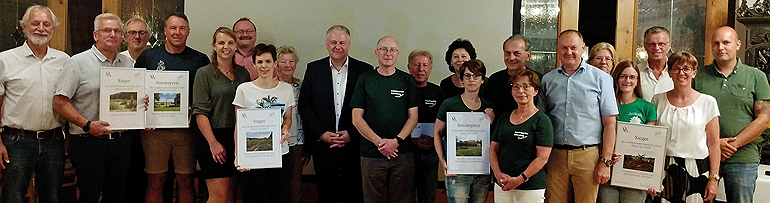 Landrat Richard Reisinger ehrte die prämierten Dorfgemeinschaften. Bild: Regina Kießling, Gemeinde Ursensollen Landrat Richard Reisinger ehrte die prämierten Dorfgemeinschaften. Bild: Regina Kießling, Gemeinde Ursensollen
