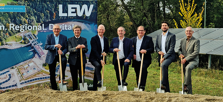 V.l.: Hubert Kraus, stellv. Landrat im Landkreis Augsburg, Dr. Markus Müller-Walter, Regierung von Schwaben, LEW-Vorstand Dr. Dietrich Gemmel, Staatsminister Hubert Aiwanger, Martin Glink und Michael Bohlinger, beide Geschäftsführer der LEW Wasserkraft GmbH sowie 1. Bürgermeister Michael Wörle, Stadt Gersthofen. Bild: CH V.l.: Hubert Kraus, stellv. Landrat im Landkreis Augsburg, Dr. Markus Müller-Walter, Regierung von Schwaben, LEW-Vorstand Dr. Dietrich Gemmel, Staatsminister Hubert Aiwanger, Martin Glink und Michael Bohlinger, beide Geschäftsführer der LEW Wasserkraft GmbH sowie 1. Bürgermeister Michael Wörle, Stadt Gersthofen. Bild: CH