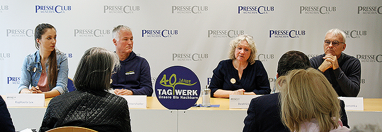V.l.: Raphaela Lex, TAGWERK-Landwirtin und Aufsichtsrätin, Dr. Michael Rittershofer, Geschäftsführender Vorstand TAGWERK Förderverein e.V., Beatrice Rieger, Vorständin TAGWERK Verbraucher- und Erzeugergenossenschaft, Reinhard Gromotka, Gründungsmitglied der ersten Stunde und Geschäftsführer der TAGWERK Bio Metzgerei bei der Jubiläumspressekonferenz im Presseclub München. Bild: Stiftung Journalistenakademie