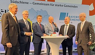 „Südschiene – gemeinsam für starke Gemeinden“: V.l.: Peter Ottman, CEO der NürnbergMesse, Steffen Jäger, Präsident und Hauptgeschäftsführer, Gemeindetag Baden-Württemberg, Nürnbergs OB Marcus König, Gemeindetags-Präsident Dr. Uwe Brandl, Wirtschaftsminister Hubert Aiwanger und Georg Große Verspohl, Stellvertreter des Geschäftsführenden Präsidialmitglieds, Bayerischer Gemeindetag. Bild: GZ