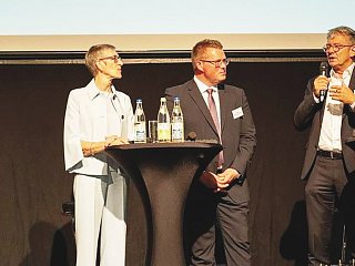 Moderatoren auf Bühne