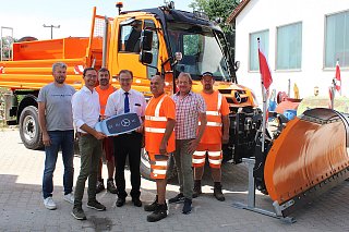 Gruppenfoto mit Fahrzeug