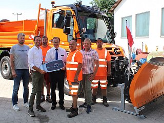 Gruppenfoto mit Fahrzeug