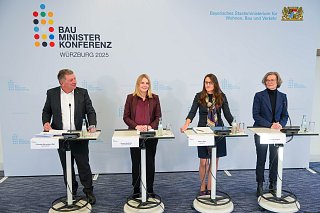Bild von vier Personen an Redepulten