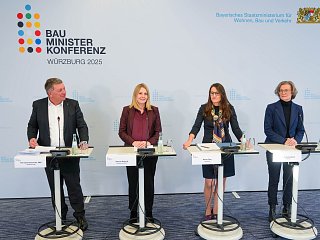 Bild von vier Personen an Redepulten