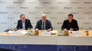 Foto von drei Personen an einem Tisch