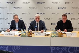 Foto von drei Personen an einem Tisch