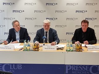 Foto von drei Personen an einem Tisch