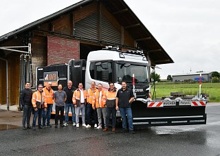 Gruppenfoto vor Fahrzeug