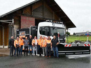 Gruppenfoto vor Fahrzeug