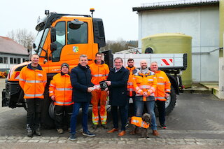 Gruppenfoto vor Fahrzeug