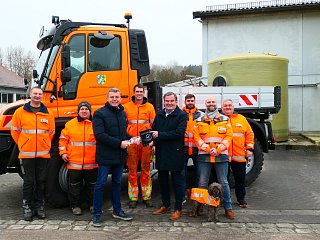 Gruppenfoto vor Fahrzeug