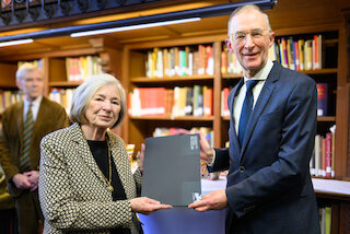 Foto von der Übergabe einer Urkunde