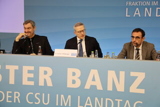 Foto von Personen am Rednerpult