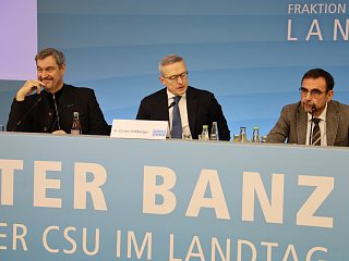 Foto von Personen am Rednerpult