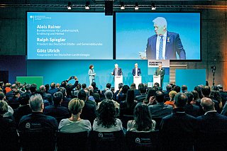 Foto von Redenern am Pult mit Publikum