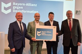 V.l.: Landrat Thomas Habermann, Digitalminister Dr. Fabian Mehring, Kommunalstaatssekretär Sandro Kirchner und Bezirketagspräsident Landrat Franz Löffler. Bild: BayStMI