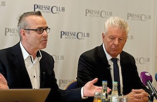 Foto von Personen am Rednerpult