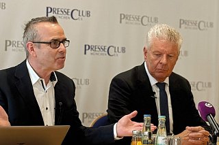 Foto von Personen am Rednerpult