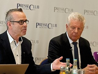 Foto von Personen am Rednerpult