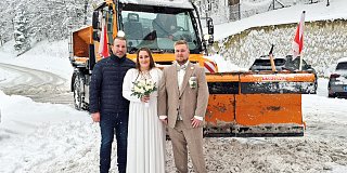 Gruppenfoto vor Schneepflug