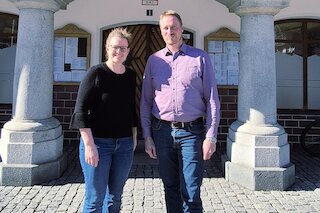Foto mit Interviewpartner vor dem Rathaus