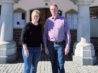 Foto mit Interviewpartner vor dem Rathaus