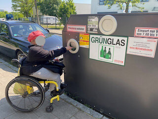 Barrierefreiheit bei der Altglasentsorgung.