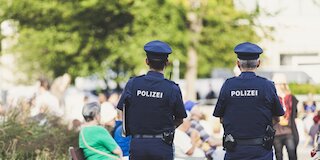 Sicherheit in der Kommune - Zwei Polizisten