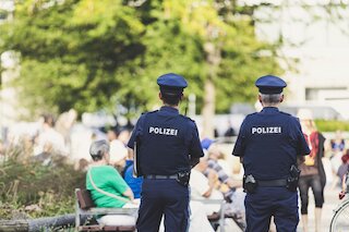 Sicherheit in der Kommune - Zwei Polizisten
