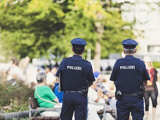 Sicherheit in der Kommune - Zwei Polizisten