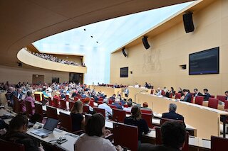 Blick ins Plenum: Generaldebatte zum Doppelhalt 2026/27