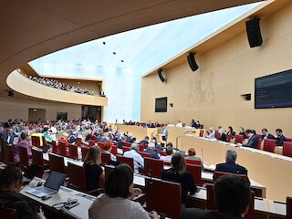 Blick ins Plenum: Generaldebatte zum Doppelhalt 2026/27