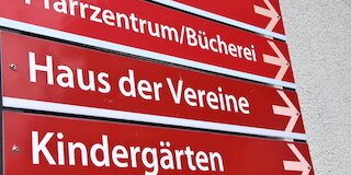 Bild von mehreren Schildern