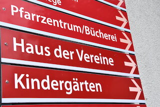 Bild von mehreren Schildern