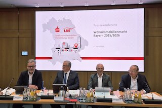 Foto von Personen am Rednerpult
