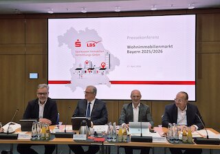 Foto von Personen am Rednerpult
