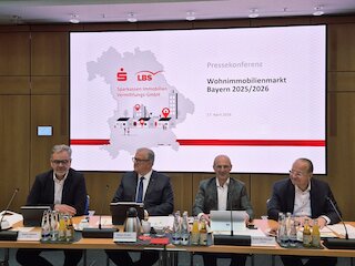 Foto von Personen am Rednerpult