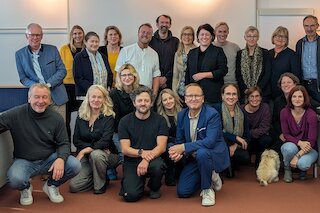 Bayerische Kulturamtsleiter und -leiterinnen der Landesgruppe Bayern INTHEGA (Interessengemeinschaft der Städte mit Theatergastspielen e. V.) mit Jochen Gnauert vorne rechts. Bild: Unterschleißheim