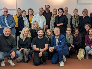 Bayerische Kulturamtsleiter und -leiterinnen der Landesgruppe Bayern INTHEGA (Interessengemeinschaft der Städte mit Theatergastspielen e. V.) mit Jochen Gnauert vorne rechts. Bild: Unterschleißheim