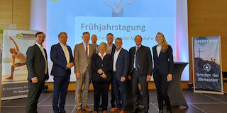 Bayerns Heilbäder und Kurorte sind weit mehr als Orte der Erholung: Sie zählen zu den wirtschaftlichen Schwergewichten im Freistaat. Das zeigt eine neue Studie des Deutschen Wirtschaftswissenschaftlichen Instituts für Fremdenverkehr (dwif), die im Rahmen der Frühjahrstagung des Bayerischen Heilbäder-Verbands (BHV) in Oberstdorf (Kreis Oberallgäu) vorgestellt wurde. V.l.: Heiko Rainer, Geschäftsführer dwif; MdL a.D. Klaus Stöttner, Präsident Bayerischer Tourismusverband e.V.; Peter Berek, 1. Vorsitzender BHV; Max Feldengut, Betriebsleiter Therme Oberstdorf; Petra Genster, stv. Tourismusdirektorin Tourismus Oberstdorf; Florian Speigl, Kurbetriebe Oberstdorf; Frank Oette, Geschäftsführer BHV; Dr. Hans Niggl, Bayerisches Staatsministerium für Ernährung, Landwirtschaft, Forsten und Tourismus; Anne Rosenblatt, Systemischer Business Coach sowie zertif. Trainer für positive Leadership & Resilienz. Foto: BHV
