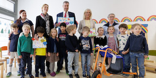 Bundesfamilienministerin Karin Prien, Bayerns Ministerpräsident Dr. Markus Söder und Bayerns Familienministerin Ulrike Scharf haben das Haus für Kinder St. Anna im Lehel in München besucht.Bild: StMAS / Nötel