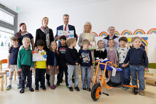 Bundesfamilienministerin Karin Prien, Bayerns Ministerpräsident Dr. Markus Söder und Bayerns Familienministerin Ulrike Scharf haben das Haus für Kinder St. Anna im Lehel in München besucht.Bild: StMAS / Nötel