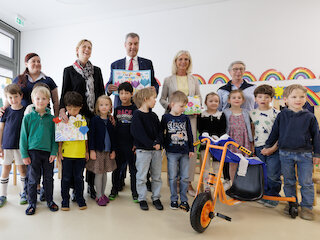 Bundesfamilienministerin Karin Prien, Bayerns Ministerpräsident Dr. Markus Söder und Bayerns Familienministerin Ulrike Scharf haben das Haus für Kinder St. Anna im Lehel in München besucht.Bild: StMAS / Nötel