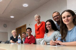 Jochen Gnauert mit Jugendkulturreferentinnen und -referenten sowie Stadträtin Antje Kolbe und Stadtrat Martin Nieroda. Bild: Unterschleißheim