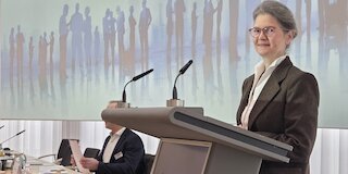 Foto einer Person am Rednerpult